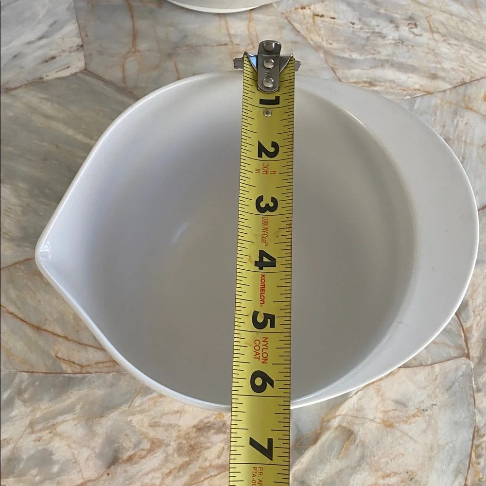 Williams Sonoma White Melamine Nesting Mixing Bowls with Spout Set of 3